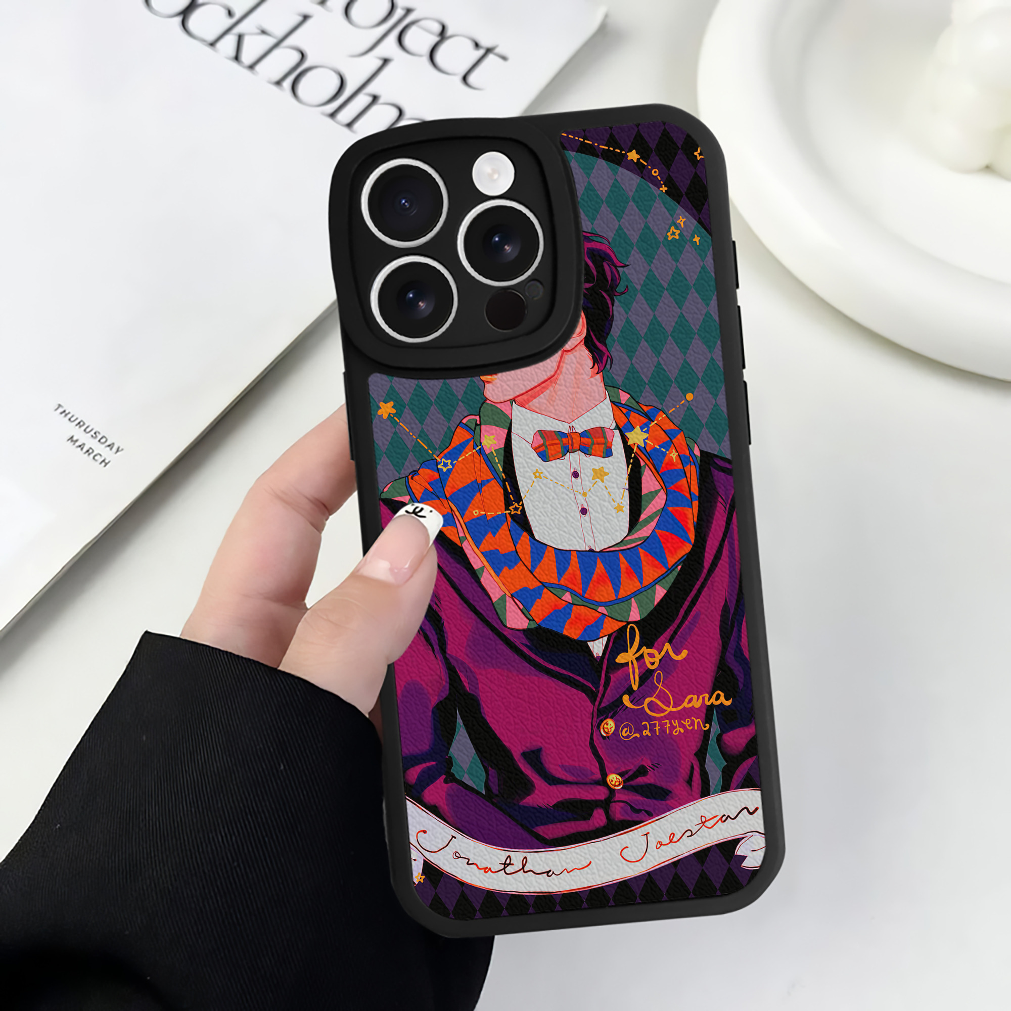 （画像用） ジョジョの奇妙な冒険 JoJo's Bizarre Adventure 【iPhone 16シリーズ対応】シリコンスマホケース（レザー調） 材質：シリコン
